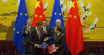 El presidente del Consejo europeo, Donald Tusk, el primer ministro chino, Li Keqiang, y el presidente de la Comisión Europea,Jean-Claude Juncker, aplauden el intercambio de documentos tras la Cumbre bilateral entre la UE y China. rn