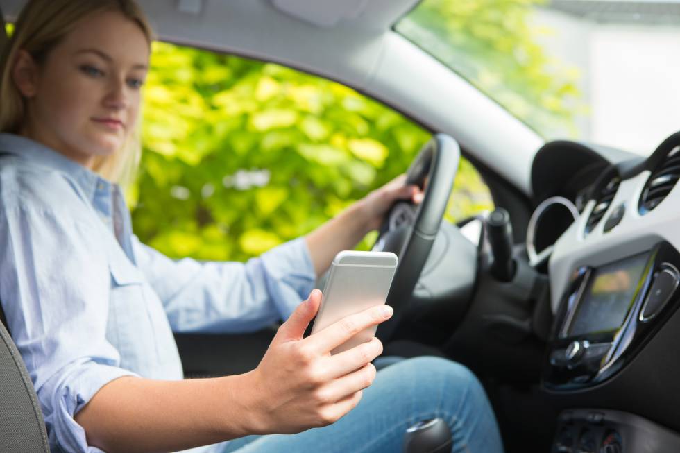 Joven al volante: cuatro segundos sin ver la carretera por mirar el móvil