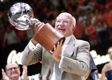 Juan Roig, levantando el título de la liga ACB conquistado por el Valencia Basket en 2017, club del que es propietario.