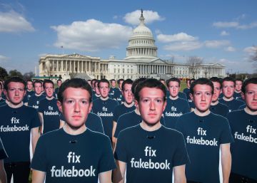 Figuras de cartón del fundador de Facebook, Mark Zuckerberg, frente al Capitolio de EE UU.