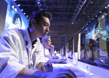 Un investigador lee diagnósticos médicos en la Convención Nacional en Pekín (China).
