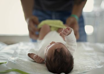 Un padre, con su hija recién nacida en el hospital Sant Pau de Barcelona