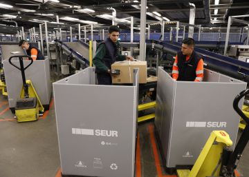 Trabajadores en un centro de Seur.