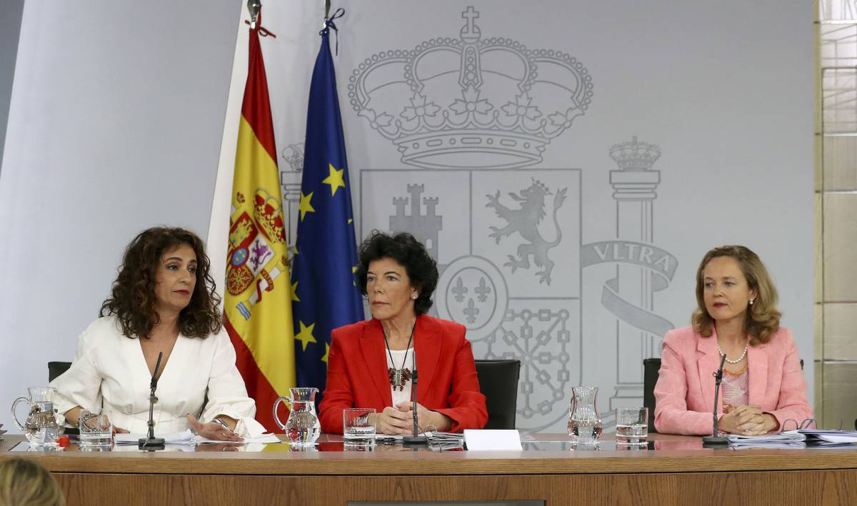 Las ministras de Hacienda María Jesús Montero (i), la ministra Portavoz Isabel Celaá, y de Economía Nadia Calviño (d), durante la rueda de prensa celebrada esta mañana tras el Consejo de Ministros, en el Palacio de La Moncloa.