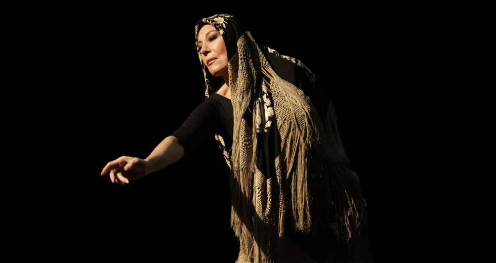 Blanca del Rey, directora artística del salón, interpreta la soleá del mantón.