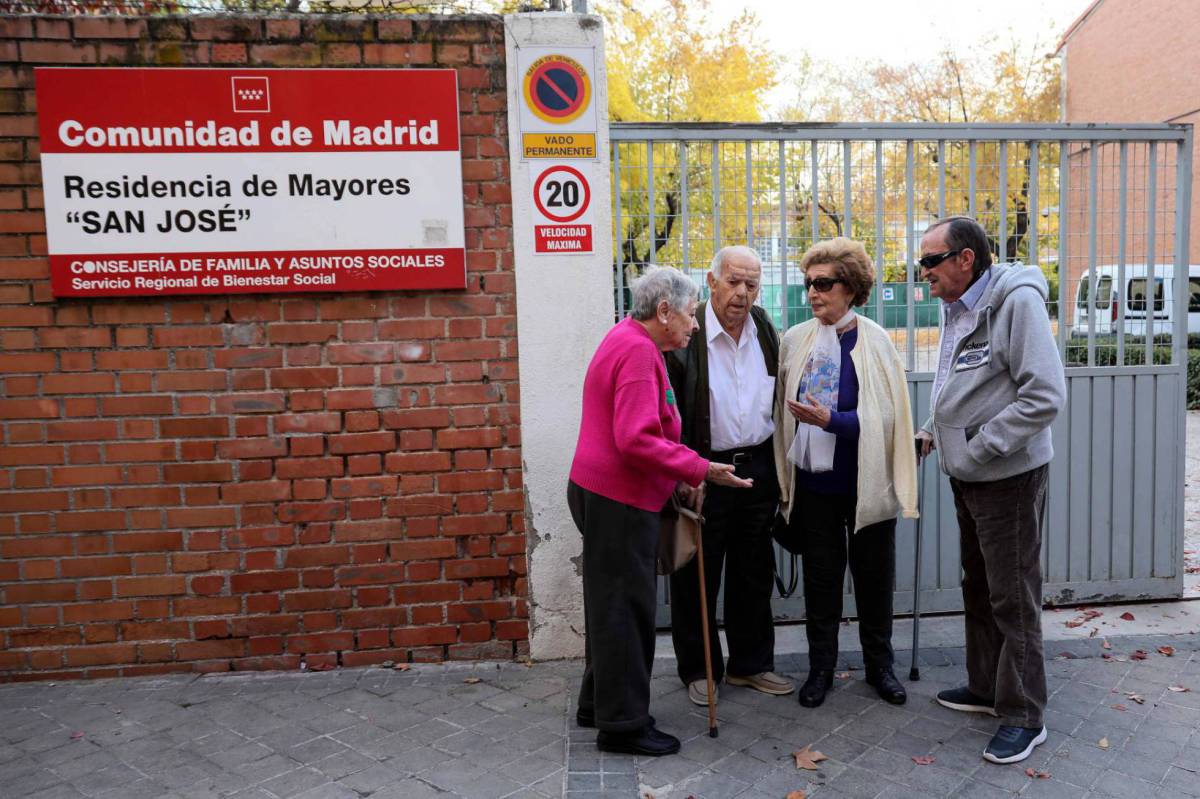 Varios mayores en la puerta de una residencia de la Comunidad de Madrid.
