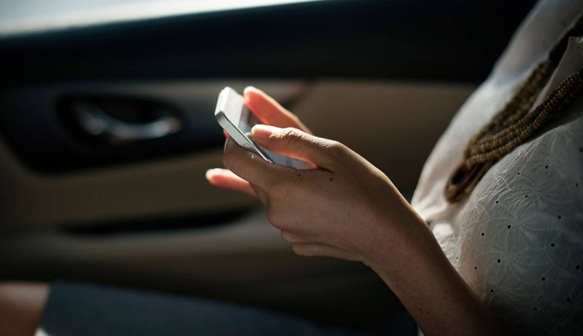 La DGT quiere que pagues los daños de accidentes provocados por distracciones con el móvil