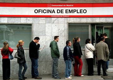 Desempleados haciendo cola en una oficina de empleo.