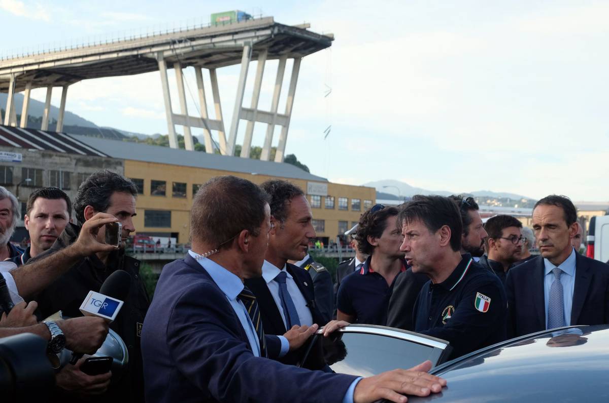 El primer ministro italiano, Giuseppe Conte, visita el lugar del colapso del puente Morandi en Génova.
