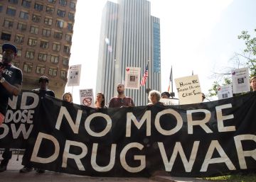 Varios manifestantes protestan durante la crisis de los opiáceos que asola Estados Unidos.