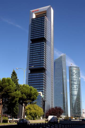 Las nueve empresas que sobrevuelan la Bolsa española
