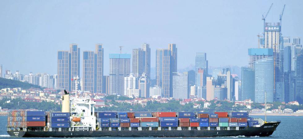 Un barco portacontenedores en la ciudad de Qingdao.