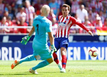 Atletico Madrid's French forward Antoine Griezmann (R) vies for the ball with Eibar's Serbian goalkeeper Marko Dmitrovic during the Spanish league football match between Club Atletico de Madrid and Eibar at the Wanda Metropolitano stadium in Madrid on September 15, 2018. (Photo by Benjamin CREMEL AFP)