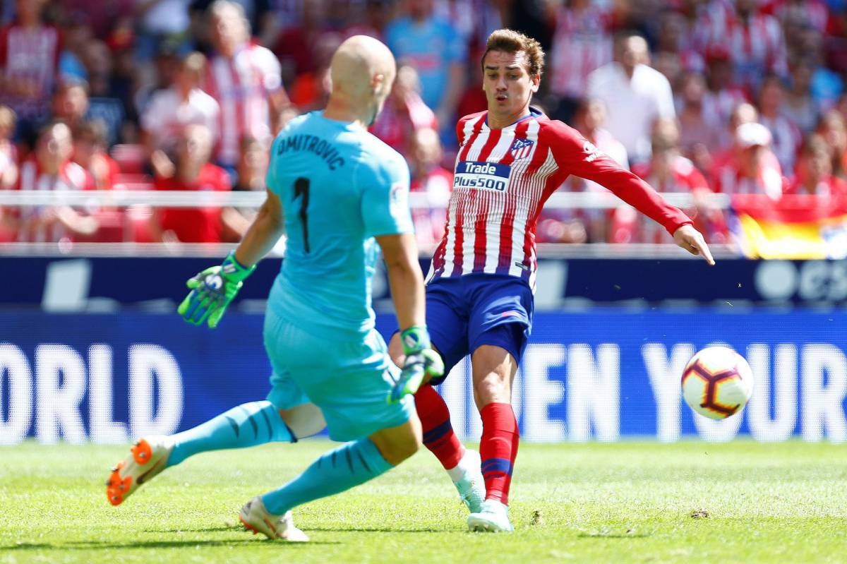 Atletico Madrid's French forward Antoine Griezmann (R) vies for the ball with Eibar's Serbian goalkeeper Marko Dmitrovic during the Spanish league football match between Club Atletico de Madrid and Eibar at the Wanda Metropolitano stadium in Madrid on September 15, 2018. (Photo by Benjamin CREMEL AFP)