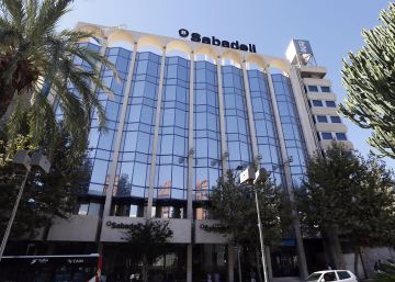 Moody's confirma el rating de deuda senior de Sabadell pero rebaja su perspectiva a 'estable' Moody's confirma el rating de deuda senior de Sabadell pero rebaja su perspectiva a 'estable'
