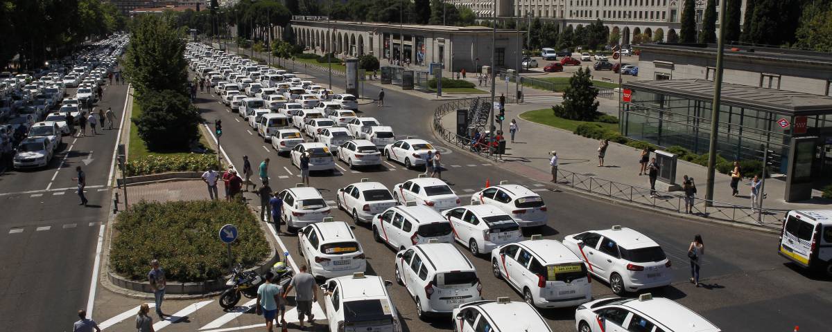 Uber y Cabify amenazan al Gobierno con demandas si la regulación del taxi daña la libre competencia