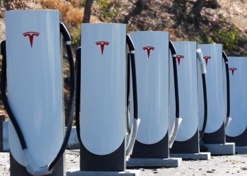 Cargadores Tesla para vehículos eléctricos.