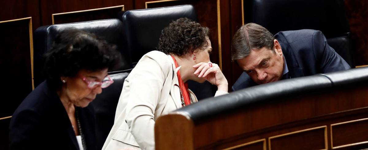 La ministra de Trabajo, Magdalena Valerio, conversa con el de Agricultura, Luis Planas.