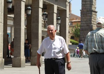 Un jubilado camina cerca del Acueducto de Segovia.