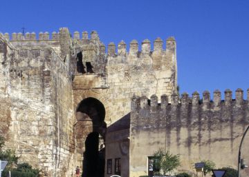 El alcázar y la puerta de Sevilla
