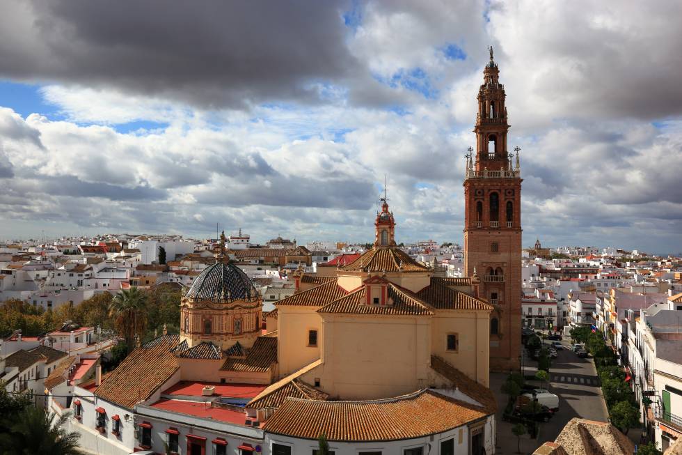 Vista de la ciudad con la iglesia de San Pedro