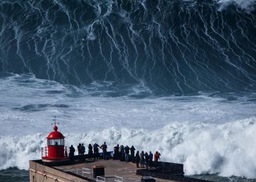 Montañas de agua y salitre en Nazaré