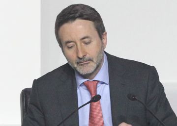 Isidro Fainé, presidente de Fundación La Caixa, junto a Josu Jon Imaz, consejero delegado de Repsol y Antonio Brufau, presidente, en la junta de 2016.