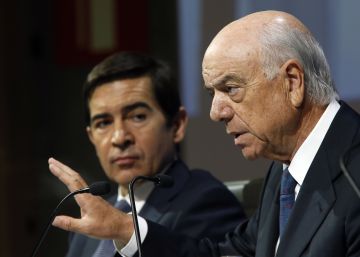 Carlos Torres al fondo, junto a Francisco González