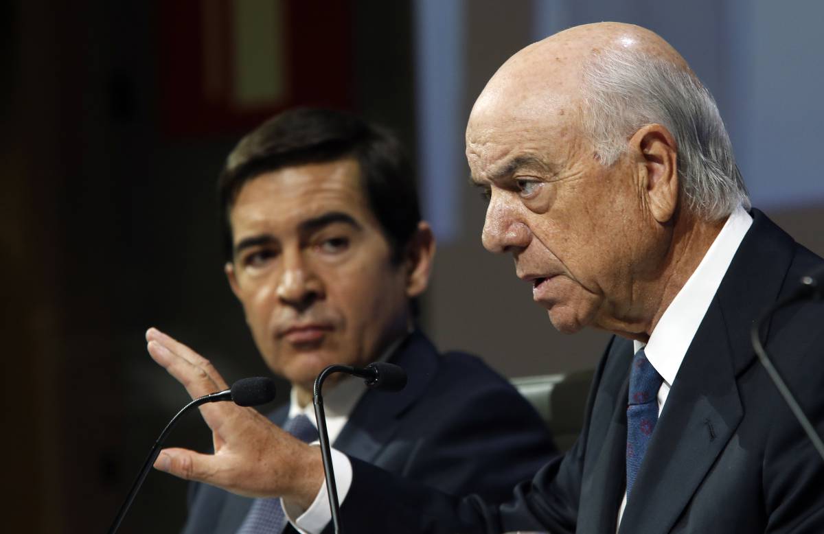 Carlos Torres al fondo, junto a Francisco González