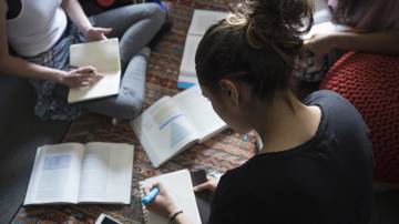 Retiran la pensión paterna a chica de 24 años que seguía en Bachillerato