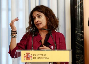 GRAF7227. MADRID, 20092018.- La ministra de Hacienda, María Jesús Montero, durante su intervención en el acto de la firma del patrocinio de Loterías del Mundial de baloncesto femenino Tenerife 2018, al que también han asistido el presidente de la Federación Española de Baloncesto (FEB), Jorge Garbajosa (d). EFE Mariscal