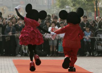 Minnie y Mickey Mouse, en Disneylandia Hong Kong. REUTERS