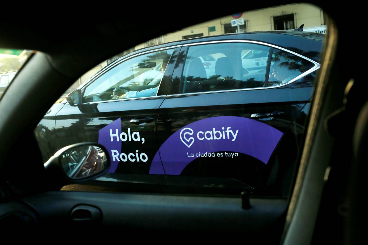 El taxi denunciará ante la CMNC la 'huelga a la japonesa' de Uber y Cabify