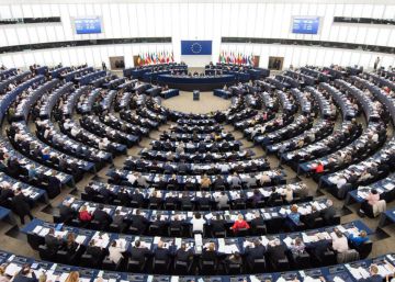 Miembros del Parlamento Europeo votan durante una sesión en Estrasburgo (Francia).