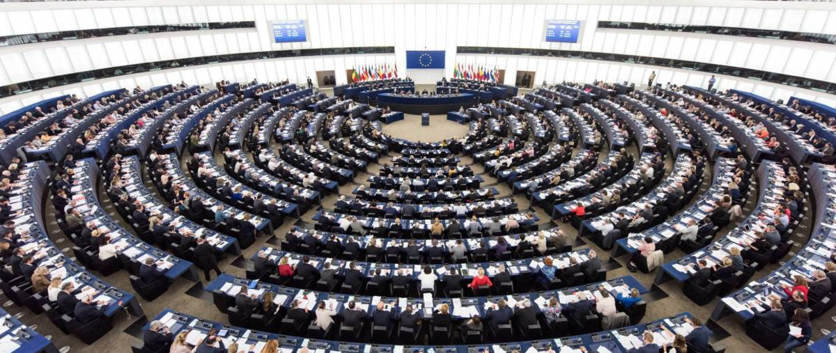 Miembros del Parlamento Europeo votan durante una sesión en Estrasburgo (Francia).