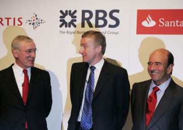 El consejero delegado de Royal Bank of Scotland Fred Goodwin (izquierda), el consejero delegado de Fortis Jean-Paul Votron y Emilio Botín, presidente del Santander, en la presentación en Edimburgo de la oferta de compra sobre ABN Amro en 2007.