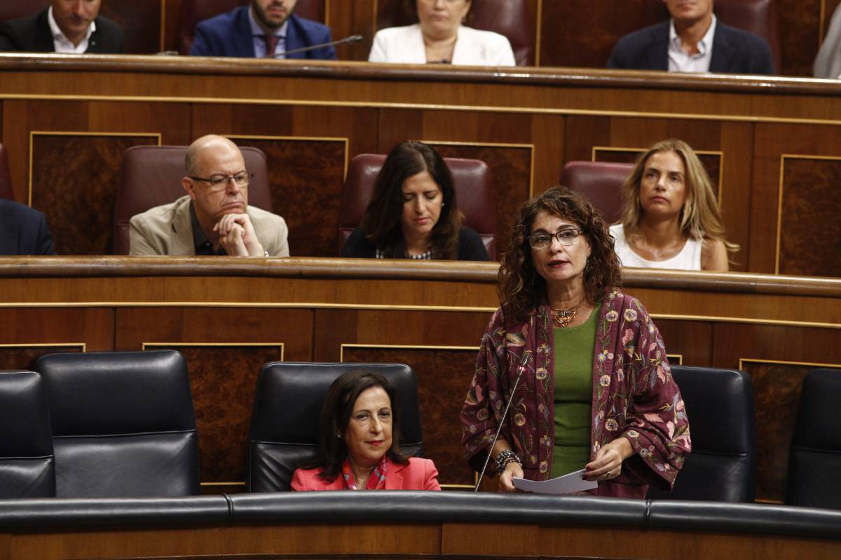 La ministra de Hacienda, María Jesús Montero (de pie), en el Congreso de los Diputados.