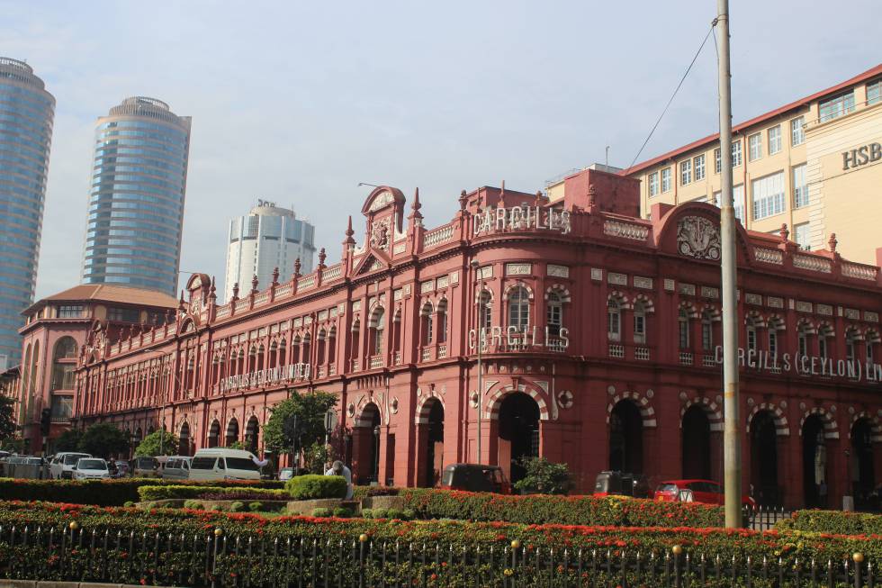 Edificios modernos y de la época colonial.