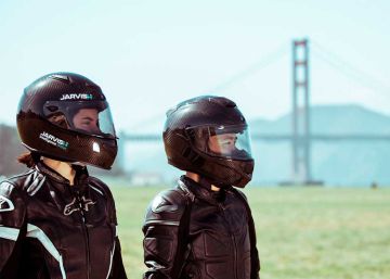 Este casco de moto integra Siri, Alexa y cuenta con realidad aumentada