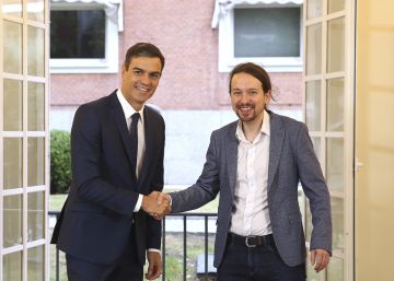 Spain's Prime Minister Pedro Sanchez, centre, shakes hands with the leader of the Podemos party Pablo Iglesias at the Moncloa Palace in Madrid, Spain, Thursday Oct. 11, 2018. Spain's Socialist minority government has agreed with the anti-austerity party Podemos to raise the country's minimum wage and increase taxes for the rich if next year's national budgets get parliamentary approval. Passing the 2019 national budget is seen as a key threshold for Prime Minister Pedro Sanchez's plans to remain in office until the current term ends in 2020. (Fernando CalvoPool Photo via AP)