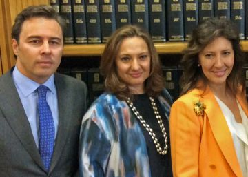 Dimas Gimeno, sobrino de Isidoro Álvarez, y las hijas adoptivas de este, Marta y Cristina Álvarez, junto al consejero de El Corte Inglés Florencio Lasaga.