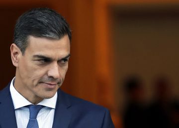 Spain's Prime Minister Pedro Sanchez waits for the arrival of Japan's Prime Minister Shinzo at the Moncloa Palace in Madrid, Tuesday, Oct. 16, 2018. (AP PhotoManu Fernandez)