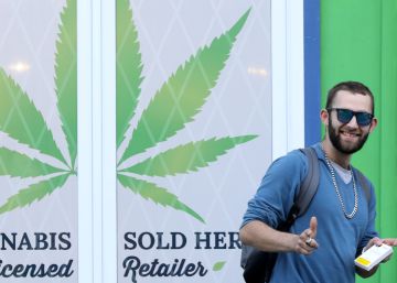 Un consumidor sale de una de las nuevas tiendas de marihuana en Canadá.