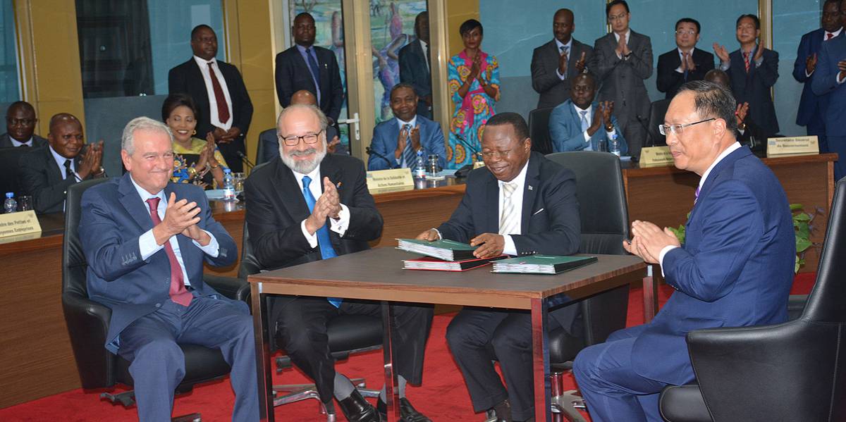 Firma del pacto de ACS y Three Gorges con el Gobierno del Congo, con José Alfonso Nebrera (ACS), primero por la izquierda, y Chi Zhenbo (Three Gorges) en la derecha.