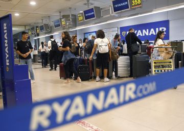 Pasajeros de Ryanair ante los mostradores de facturación de la 'low cost' en el aeropuerto de Madrid-Barajas.
