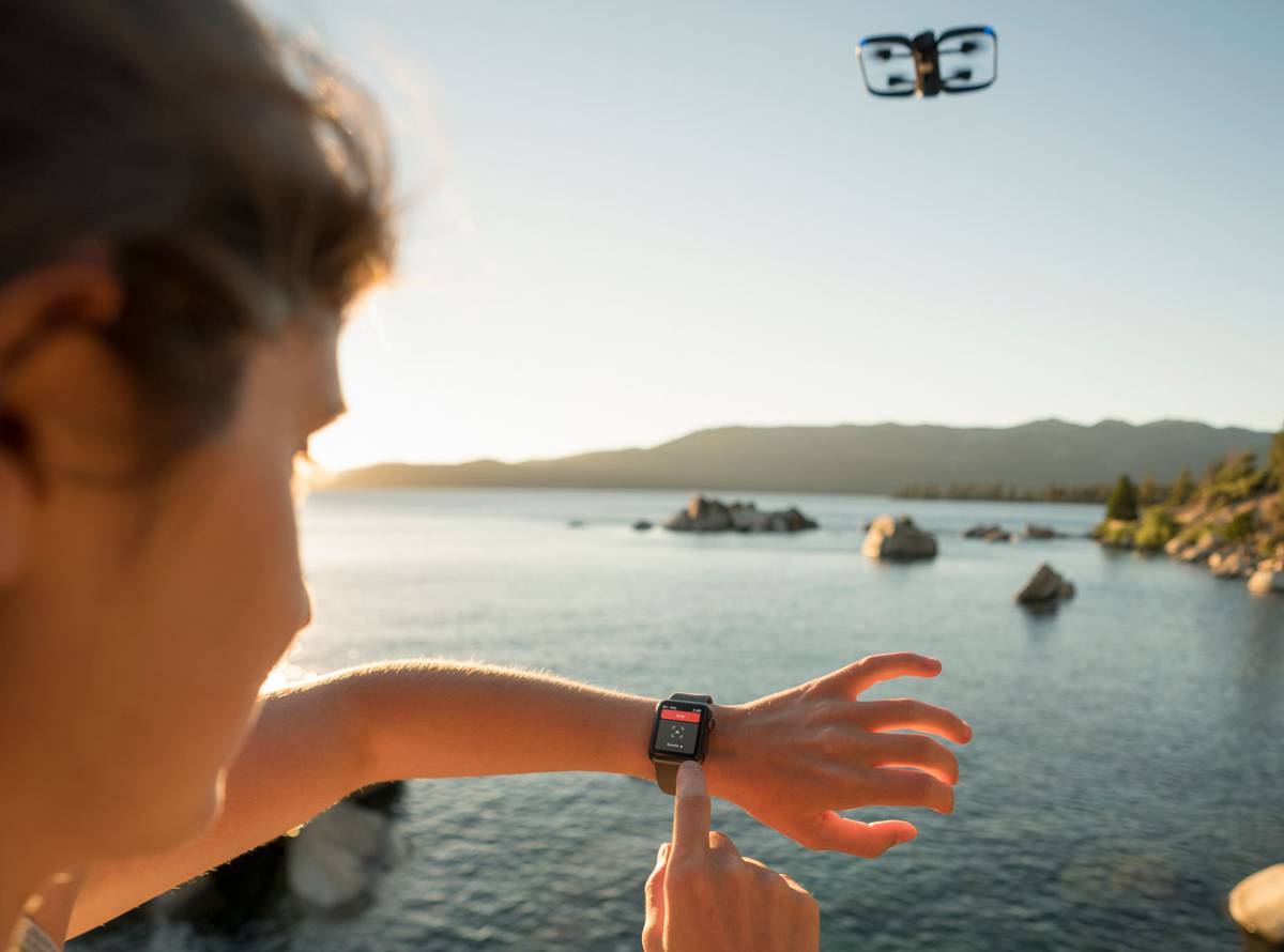 Este dron ahora lo puedes controlar con el Apple Watch