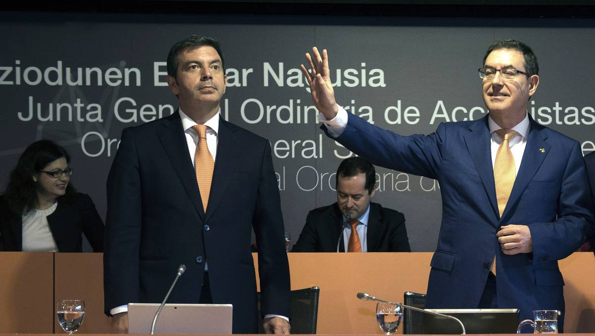 De izquierda a derecha, Francisco Arteche, consejero delegado de Euskaltel, y Alberto García Erauskin, presidente.