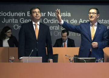 De izquierda a derecha, Francisco Arteche, consejero delegado de Euskaltel, y Alberto García Erauskin, presidente.