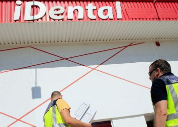 La Policía Nacional en el registro de la sede iDental en localidad castellonense de Betxí.