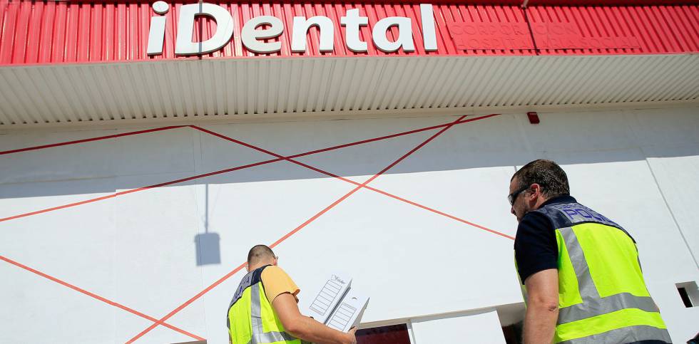 La Policía Nacional en el registro de la sede iDental en localidad castellonense de Betxí.